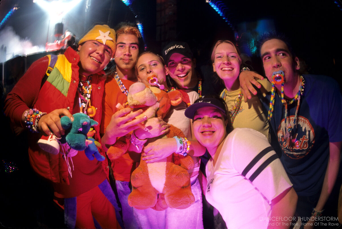 Рейверы девяностых: одежда ярких, кислотных цветов, много блёсток и искусственных материалов, фосфоресцирующих аксессуаров