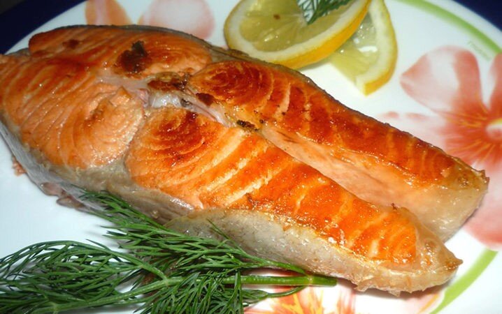 Жаренный на сковороде стейк кеты