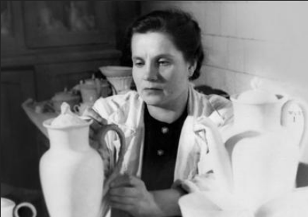 Серафима Евгеньевна Яковлева (1910-1993) за работой на заводе. Фото конец 1930-х (?)гг. Фото взято из свободного доступа в интернете.