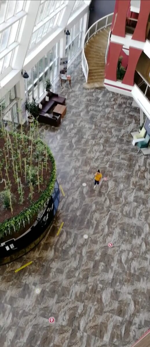 Вид с 4 этажа отеля на рецепшн в отеле Senza The Inn Resort&Spa5*