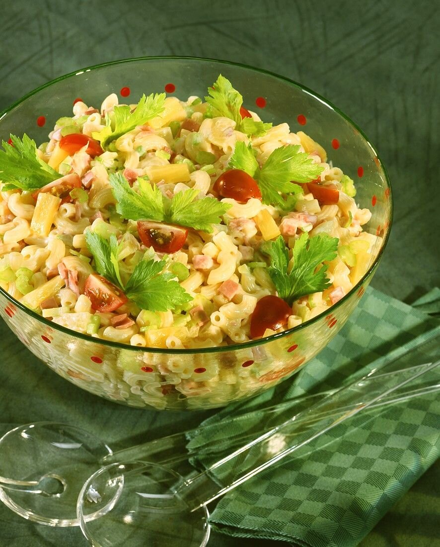 Салат с пастой, ветчиной и ананасом
