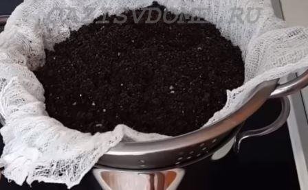 На фото пропаривание рассадной земли