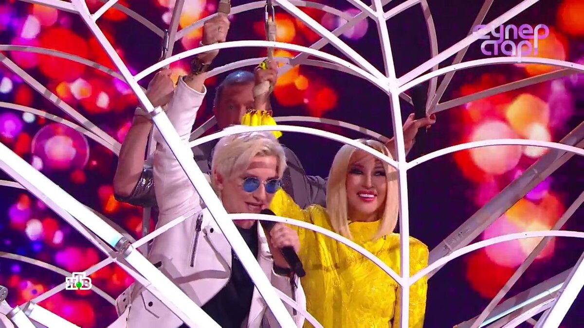 Диана Арбенина, Лера Кудрявцева и Сергей Соседов поднимаются в воздух на воздушном шаре.