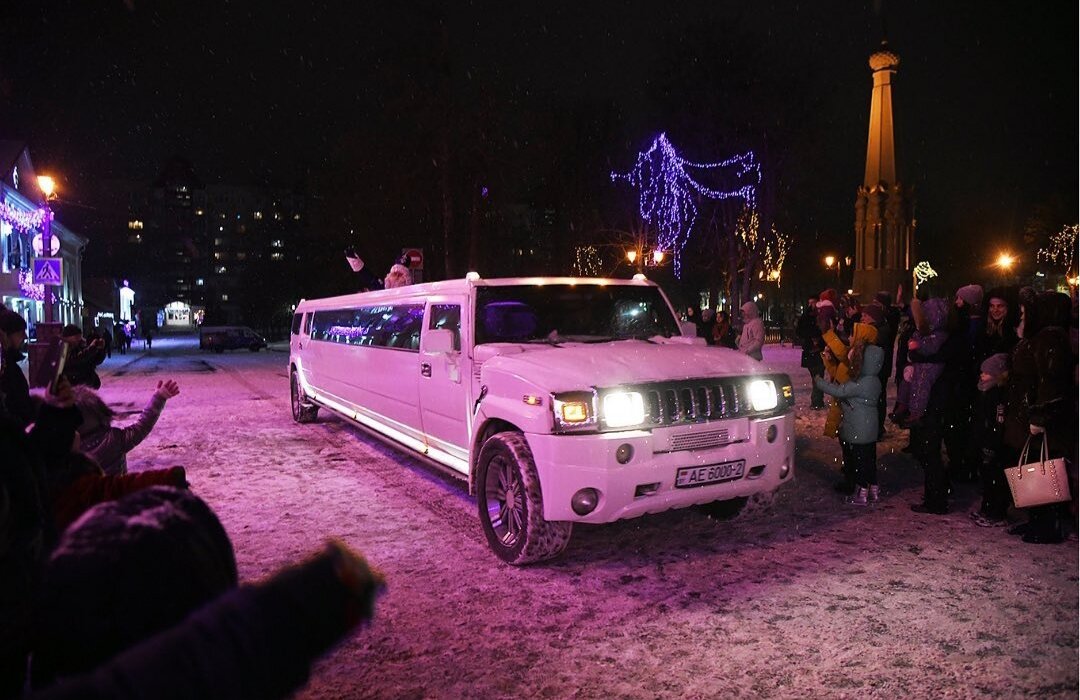 Дед Мороз на лимузине