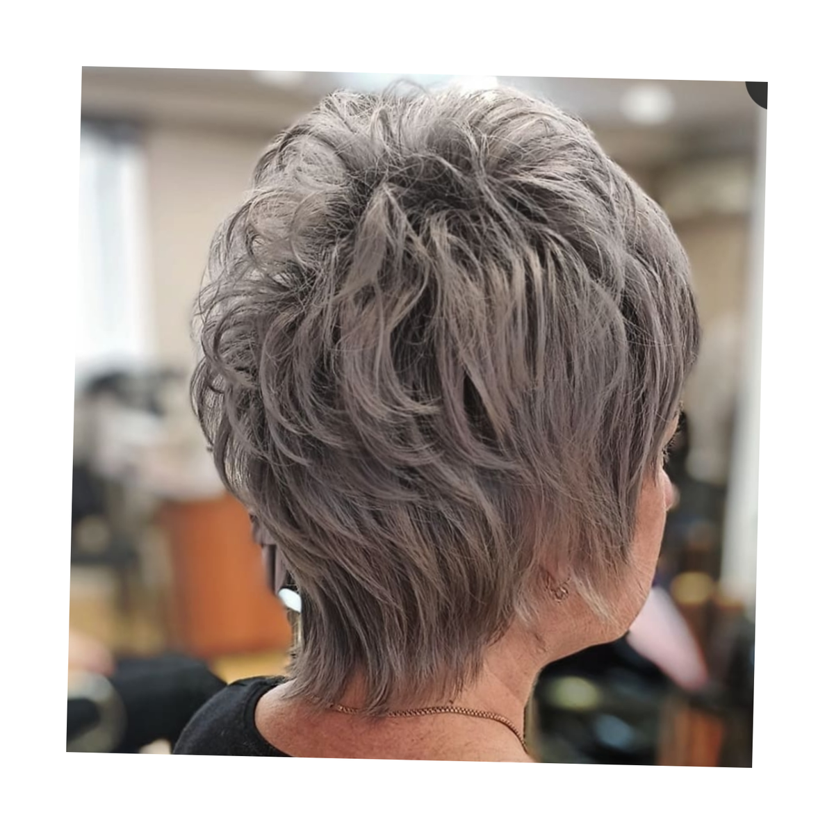 Стрижка трендовая "Маллет". Такой вариант смотрится гармонично на обладательницах с плоской формой затылочного блока, скошенной формой макушки и на тонких волосах. Когда локально и визуально нужно подправить пропорции формы головы.