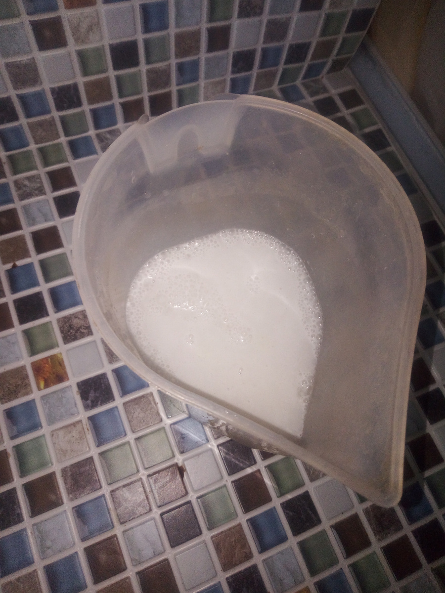 Сначала вода будет белая, затем с каждым разом становиться светлей во время промывки