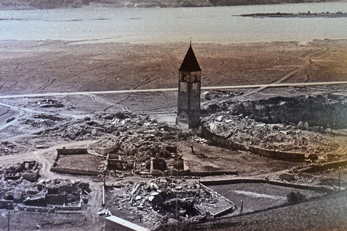 Фотография колокольни деревни Курон до того, как она была погружена под воду в 1950.Фото: Getty Images/Miguel Medina