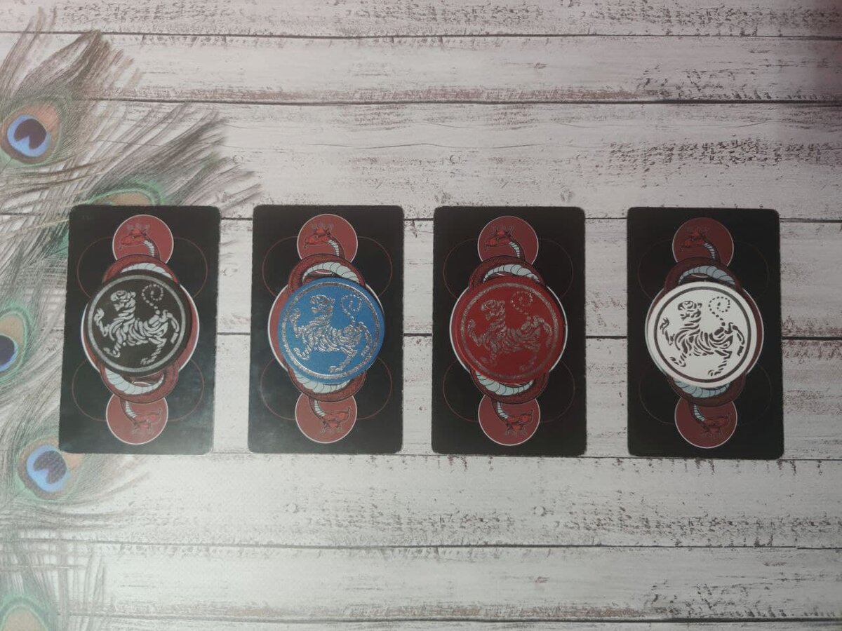 Расклад для четырех королев. Закройте глаза постарайтесь убрать все лишние мысли. Сконцентрируйтесь. Теперь выберите карту или цифру, а может вам подсознание подскажет какого выбрать тигра и его цвет. Не торопитесь, почувствуйте какая из карт вас тянет ближе. После того как выберите, приступайте к толкованию которое описано ниже, выбирайте свою позицию.