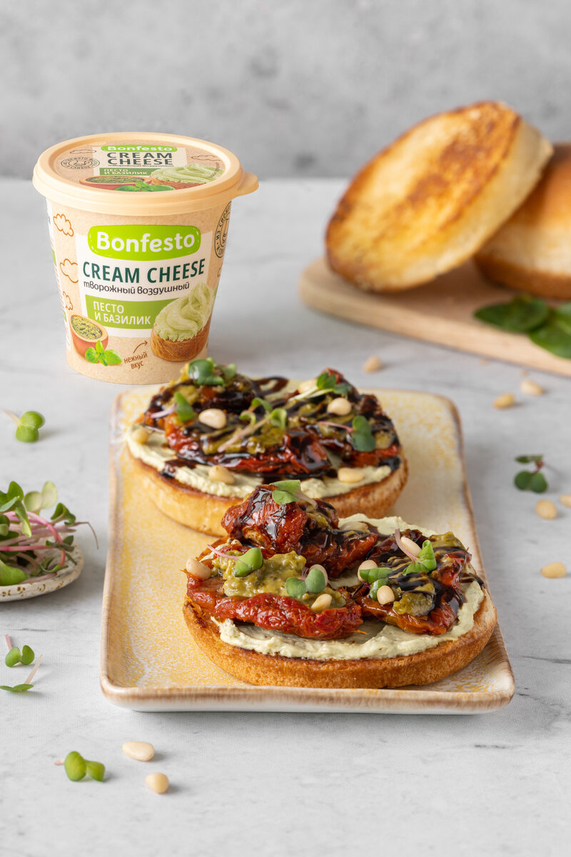 Какую новинку искать на полках магазина в этот раз? Рассказываем — воздушный Cream Cheese Bonfesto «Песто и базилик» 💚 
Яркий и насыщенный вкус базилика добавит пикантности и внесет нотку свежести в привычные блюда ✨

Нежный и воздушный, этот кремчиз станет идеальным дополнением к любой закуске!

Заинтригованы? И совсем не зря 😉

#bonfesto