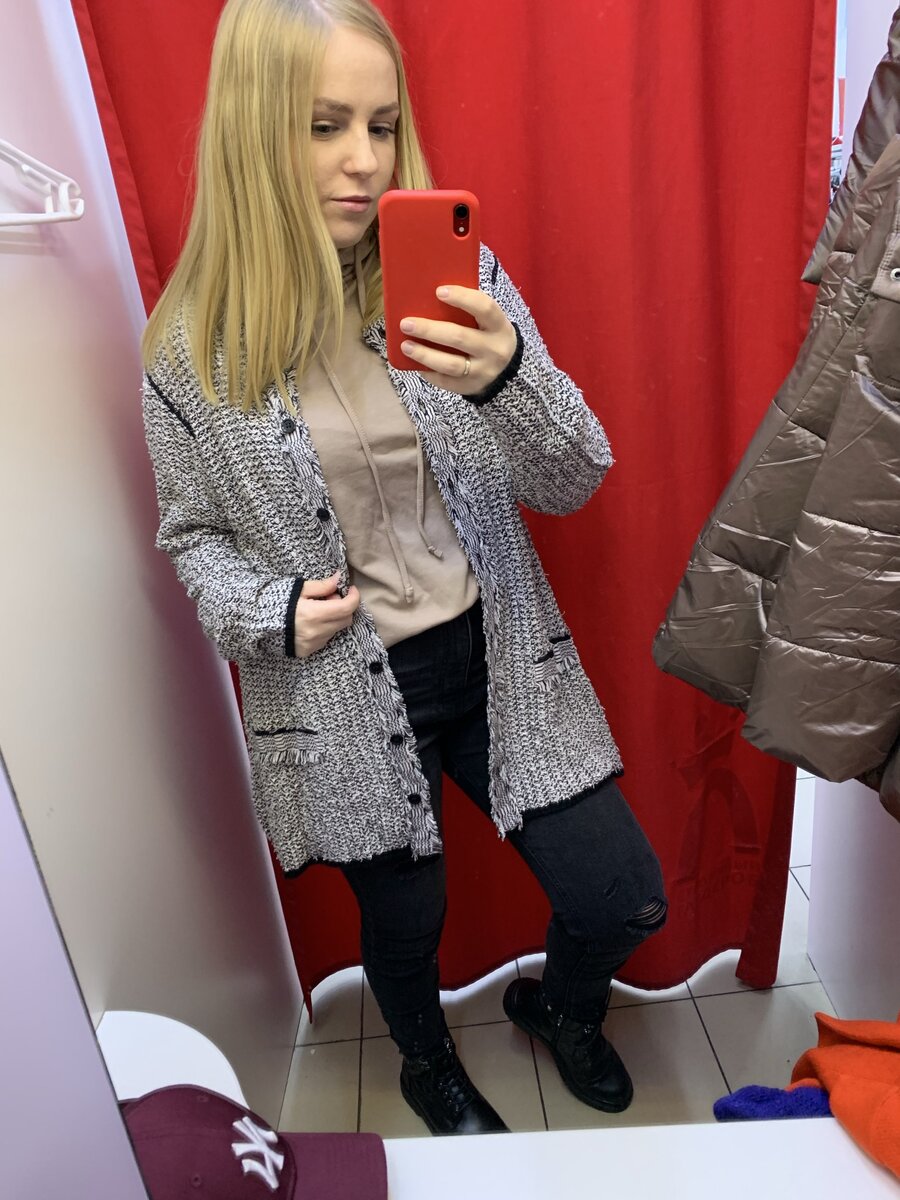 фото из примерочной секонд хенда Столичный гардероб