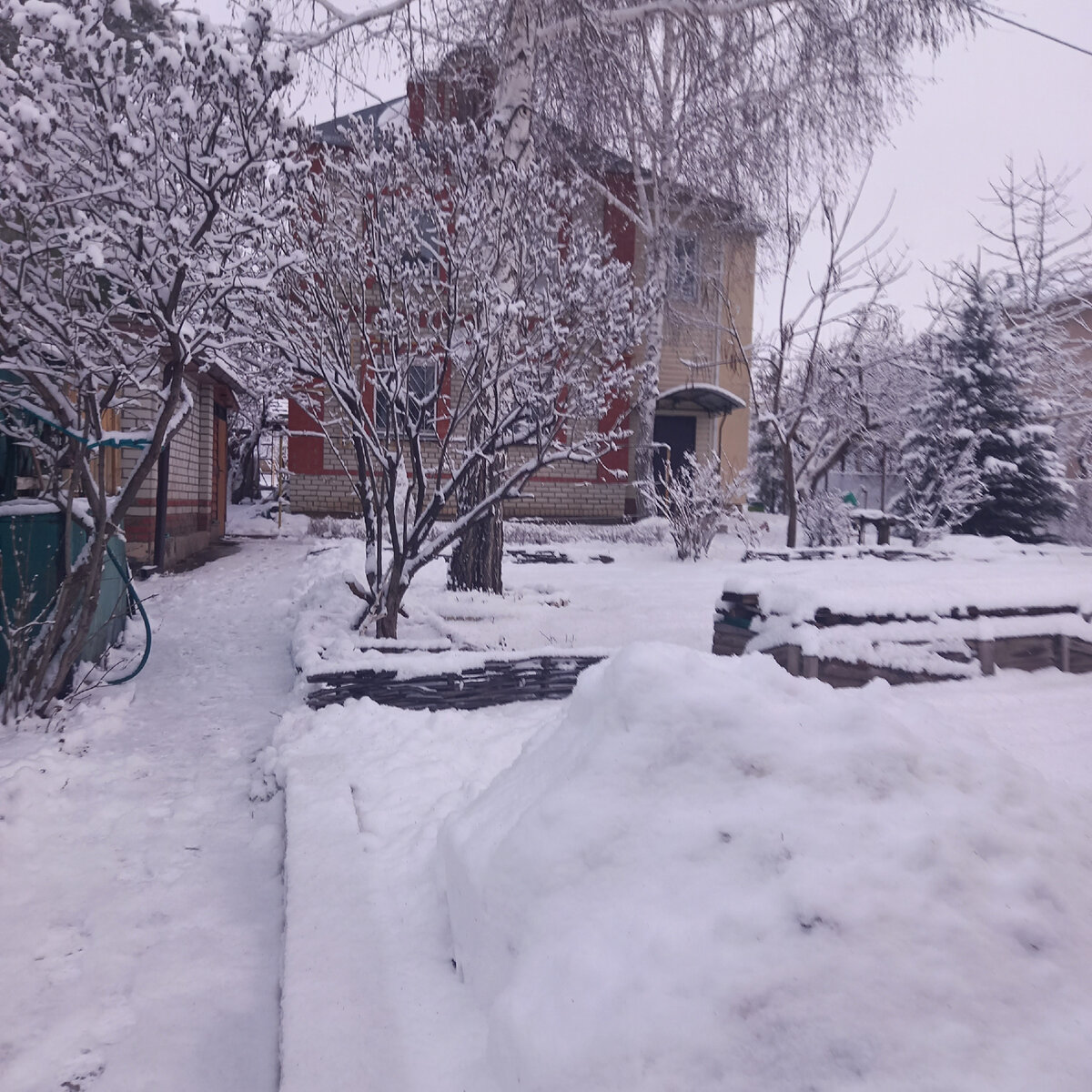 Даже если постоянно живешь на даче, это на 100% не спасает от воров