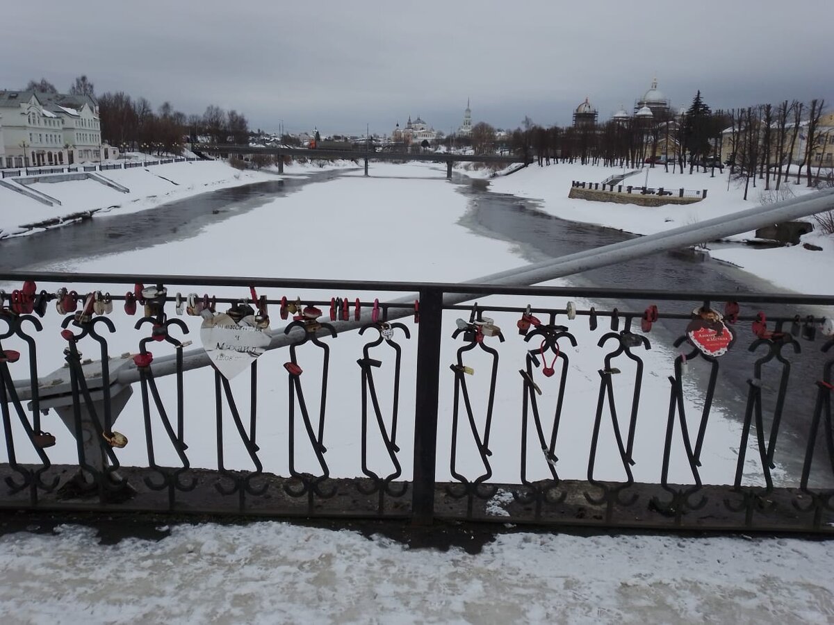 Фото автора.Вид с пешеходного моста в Торжке.