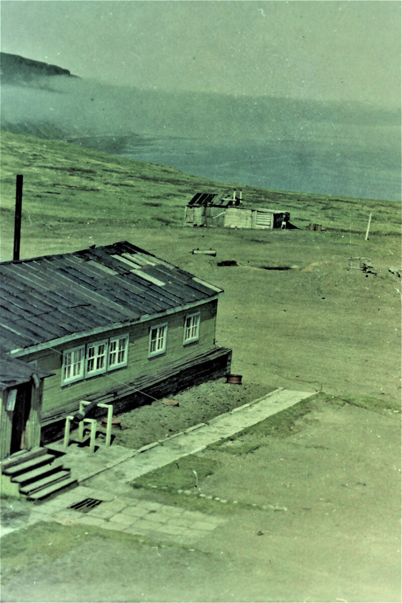 Наша казарма а вдалеке баня (Вид с вышки ПВН)