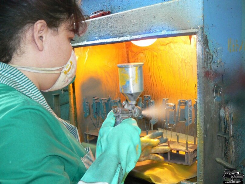 Фотографии из цикла "люди". На данном снимке девушка занимается окраской кузовов моделей Ваз 2102. К слову, кузова сидят на штуке, которую называли "вилкой". Представьте, как было трудно прокрасить каждый кузов, ведь чтобы это сделать - нужно было вручную вращать каждую "вилку"! 