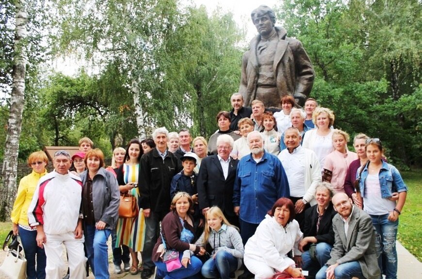 Орехово-Зуевская делегация в Константиново у Есенина