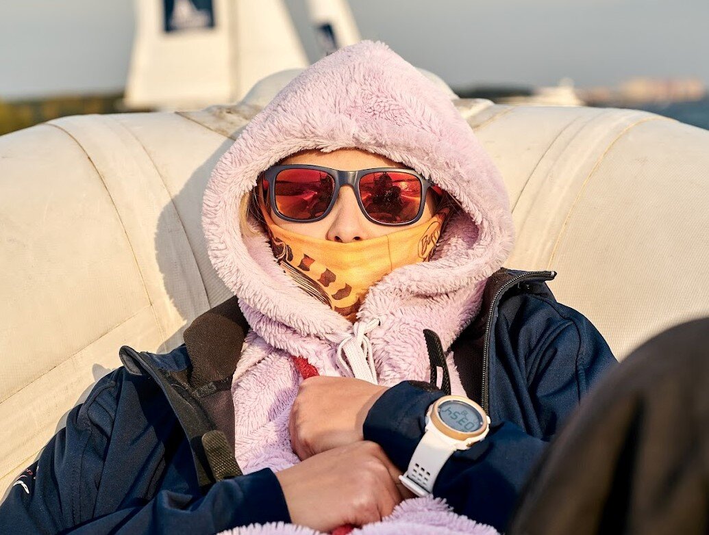 Это так редактор-судья (человек-оркестр, в общем) выглядит в начале и конце сезона. Холодно...