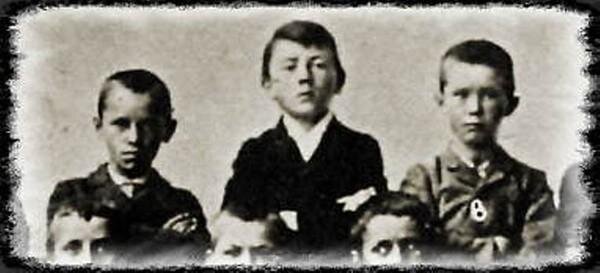Адольф Гитлер (в центре) с одноклассниками 1900 г.