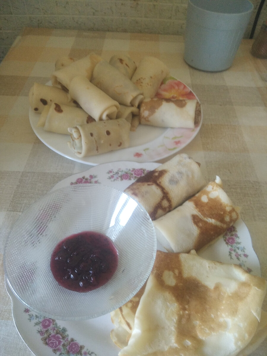 На обед блины с печенью и вареньем,чай