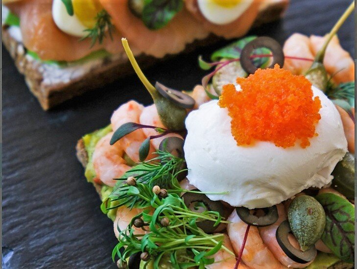 Сморреброд с креветками, яйцом пашот, оливками, зеленью и икрой тобико