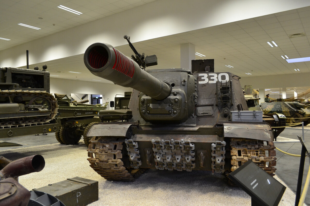 Самоходная артиллерийская установка ИСУ-152 в Военном музее MM Park в Ванзено. Фото: С.Г. Мороз