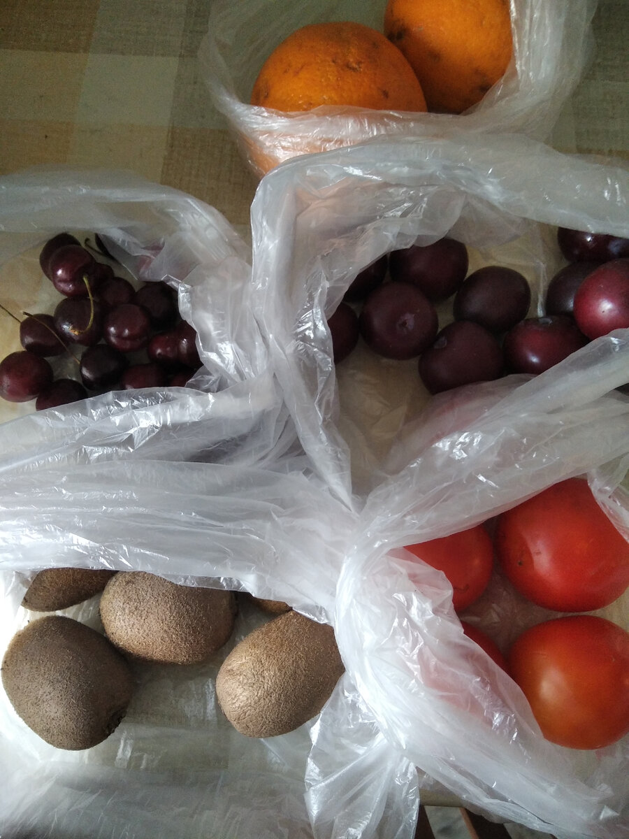 Вся покупка на 110р. Чеков на рынке не дают,но сливы были по 50р за кг,киви 60р за кг,помидоры 40р за кг,черешня 150р за кг,апельсины 30р за кг.