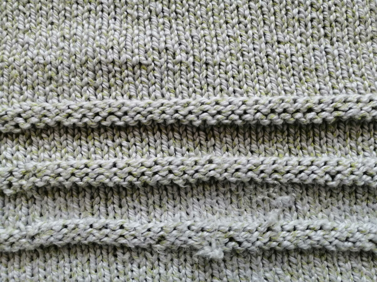 А вот и они - катышки на спинке.