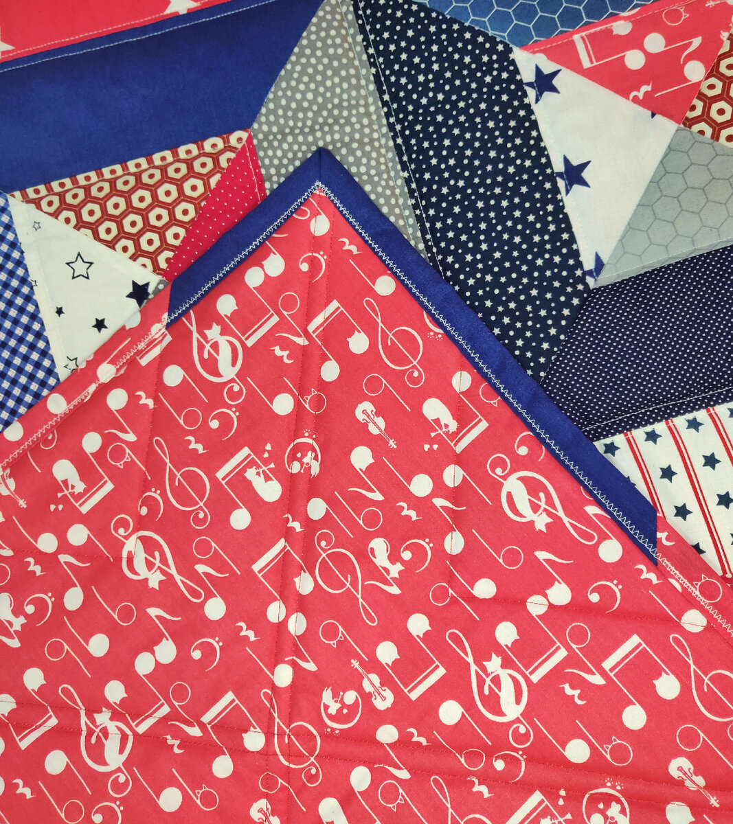 Красная ткань с нотами для оборотной стороны