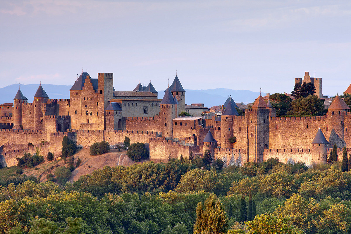 Средневековый замок во франции. Каркасонская крепость Франция. Крепость Каркассон во Франции. Каркассон замок Каркассон. Каркасон замок во Франции.