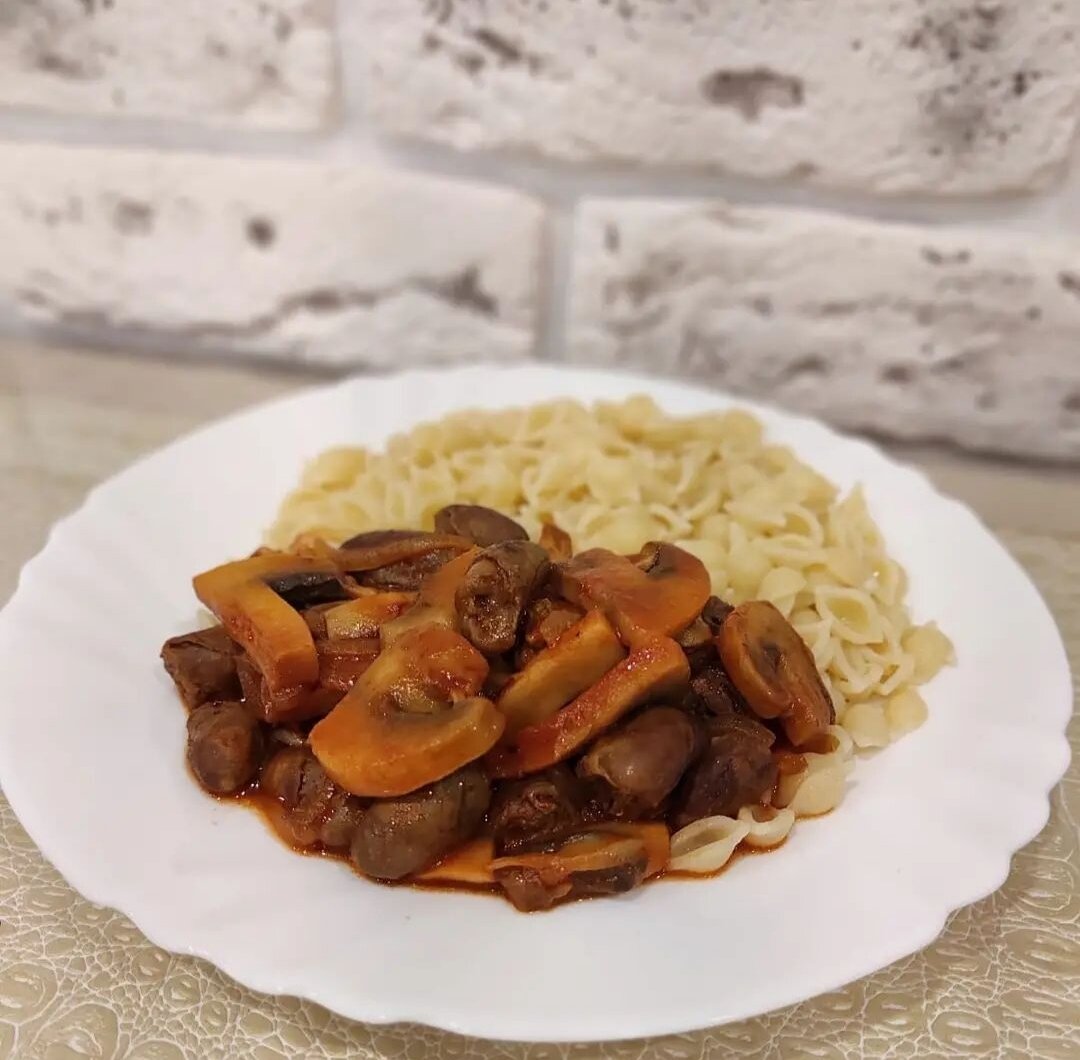 Ужин для любителей куриных потрошков 😍

Куриные сердечки с грибами в пикантном соусе ❤️

🐔 1кг куриные сердечки
🐔 500 гр шампиньоны
🐔 1 шт репчатый лук
🐔 2 ст ложки томатная паста
🐔 1 чайная ложка горчица
🐔 5-6 ст ложек соевый соус
🐔 150 мл вода
🐔 Соль и перец по вкусу

Сердечки очистить и потушить на среднем огне с небольшим количеством воды под крышкой 25-30 минут.
Затем огонь увеличить, добавить к сердечкам репчатый лук, шампиньоны и обжарить всё вместе с добавлением растительного масла.
Далее добавляем в сердечки томатную пасту, горчицу, соевый и воду. Солим и перчим по вкусу.
Накрываем крышкой и тушить 15-20 минут.
😍Вкууусноооо