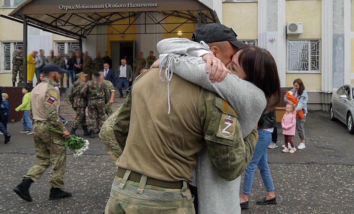 Бойцы с женами