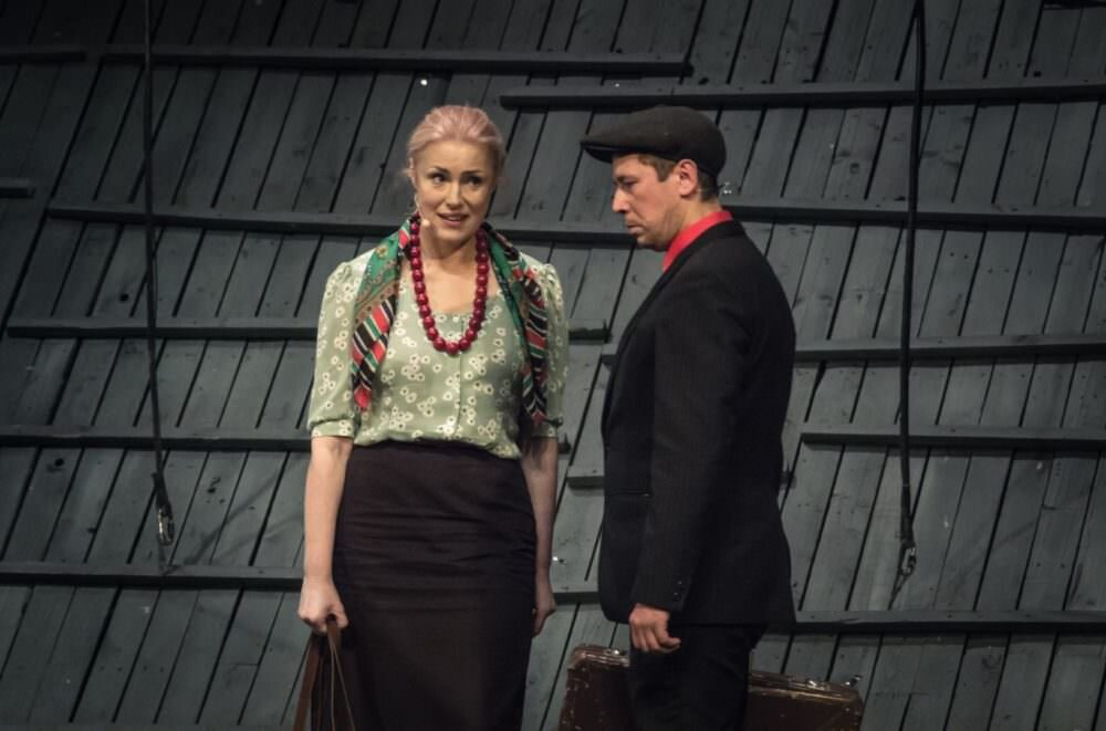    В спектакле играют Мария Шукшина и Андрей Мерзликинfolkteatr.ru