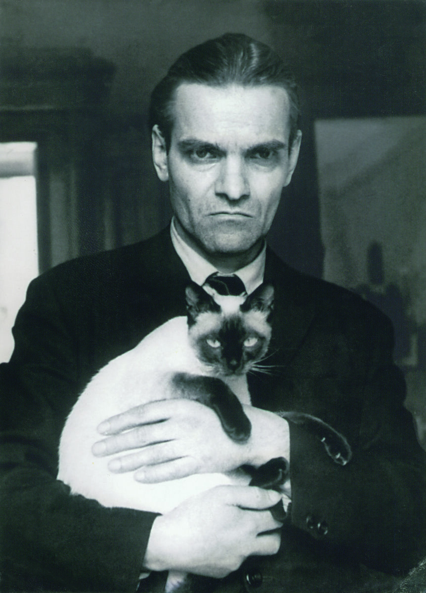 Юрий Кнорозов с кошкой Асей.
