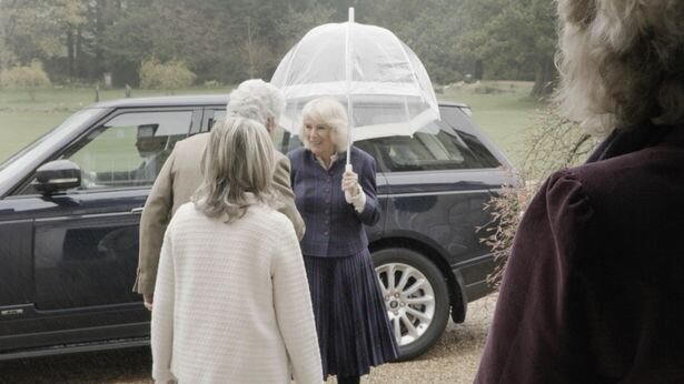 Камилла прибывает в бывший дом своих бабушки и дедушки, Hall Place