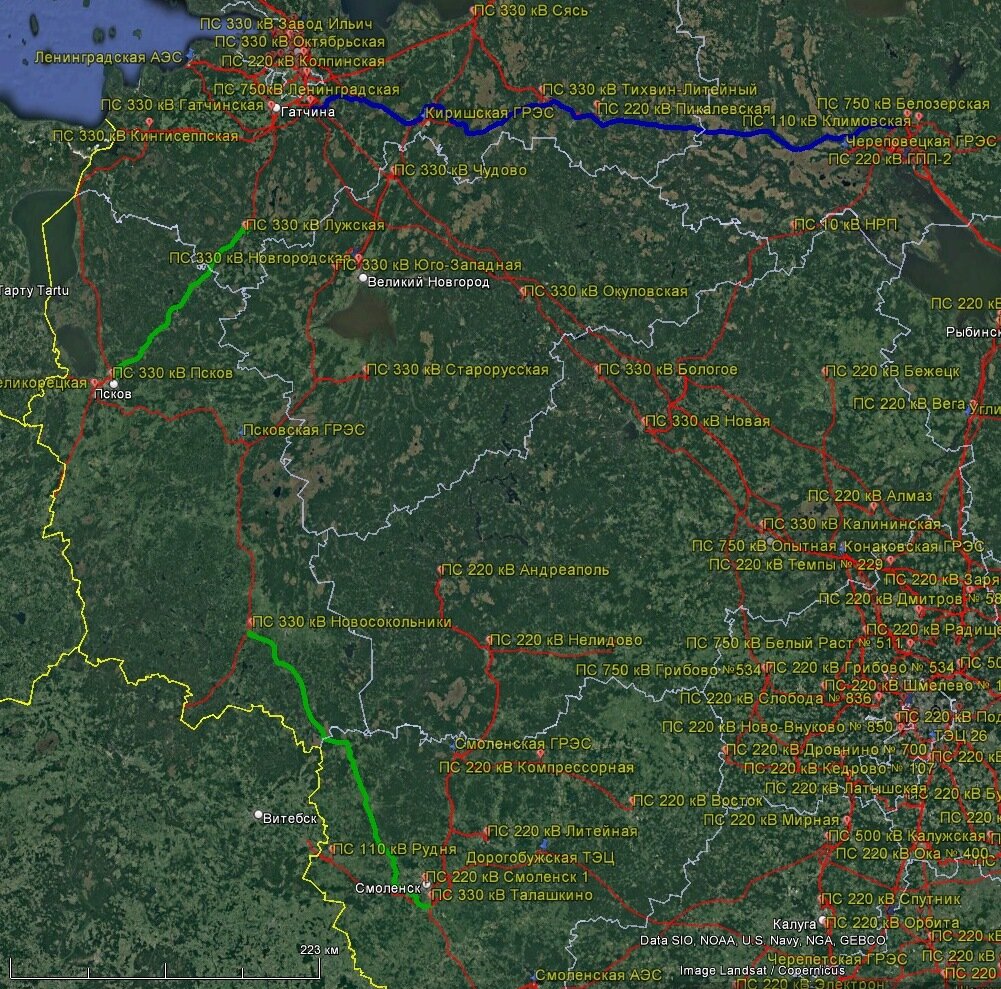 Усиление энергосистемы России в связи с угрозой разрыва БРЭЛЛ: синим цветом показана  ВЛ 750 кВ «Белозёрская – Ленинградская», зелёным – ВЛ 330 кВ, внизу – «Талашкино – Новосокольники», вверху – «Псков – Лужская». Снимок из Google Earth.
