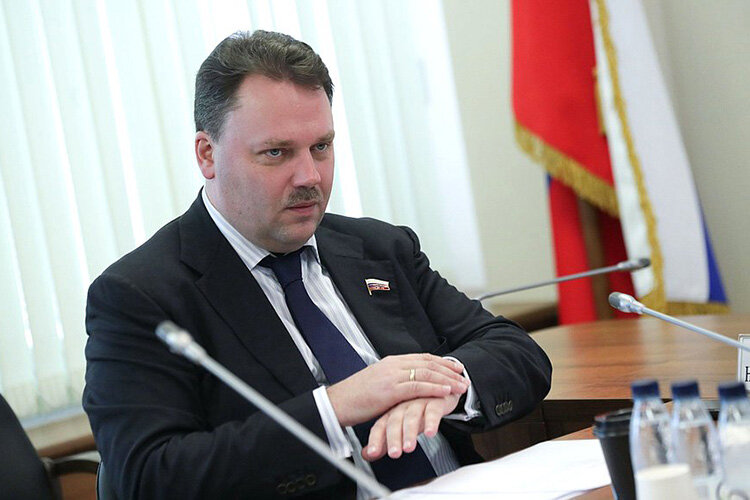 Автор инициативы, зампред комитета по экономической политике Артем Кирьянов в своем коротком выступлении попытался убедить депутатов, почему проект нужно принимать. Фото: duma.gov.ru