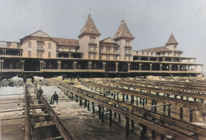 Фотография процесса переноса здания Brighton Beach Hotel в 1888 году