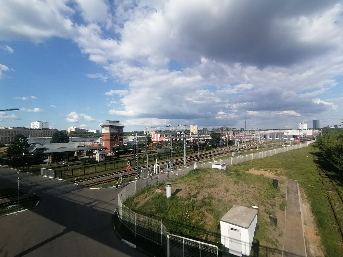 Общий вид сверху на депо "Подмосковная". Слева в кадре -- старое паровозное депо, справа -- современное моторвагонное для "Ласточек", обслуживающих МЦК.