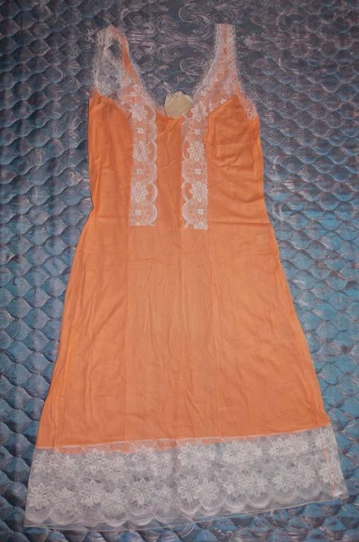 Современные девушки вряд ли знают о таком предмете белья, как комбинация. А в 50-80 годы их носили практически все женщины. И не только в СССР, комбинации носили и в других странах.-5