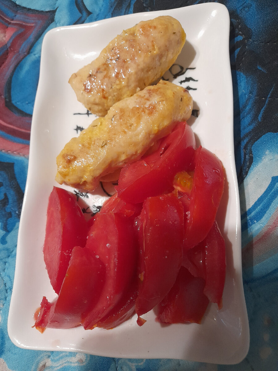 Вот такие аппетитные рулетики получаются, у меня на гарнир помидорчик.