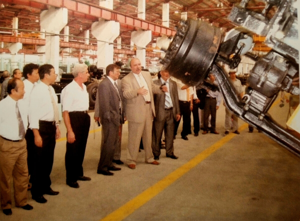 В цехах автосборочного завода KAMFA делегация ХК "АвтоКРАЗ" во главе с Сергеем Сазоновым. Фото из архива ХК "АвтоКРАЗ"