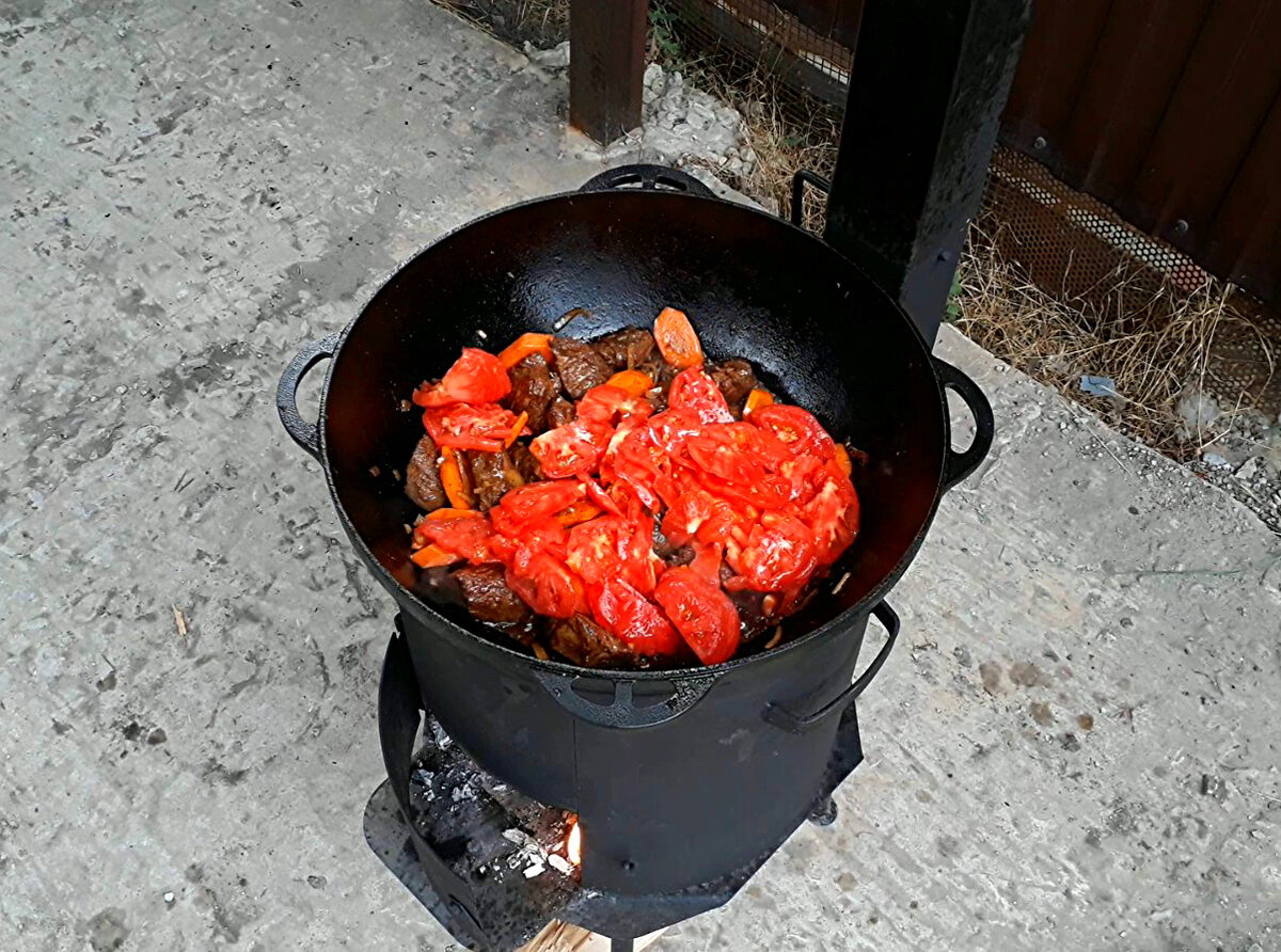 Это лучший способ накормить большую семью простым, но очень вкусным блюдом.  Узбекская думляма в казане на костре | Тарелка | Дзен