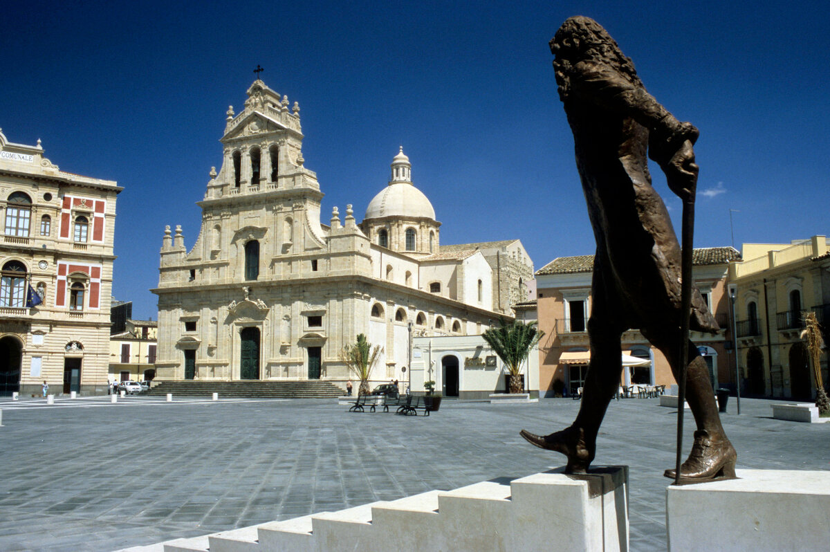 Центральная площадь, памятник принцу Карло Мария Карафа Бранчифорте 