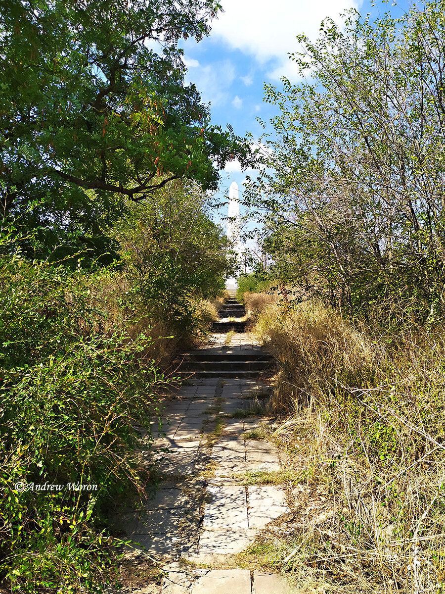 Аллея к мемориалу со стороны пляжа