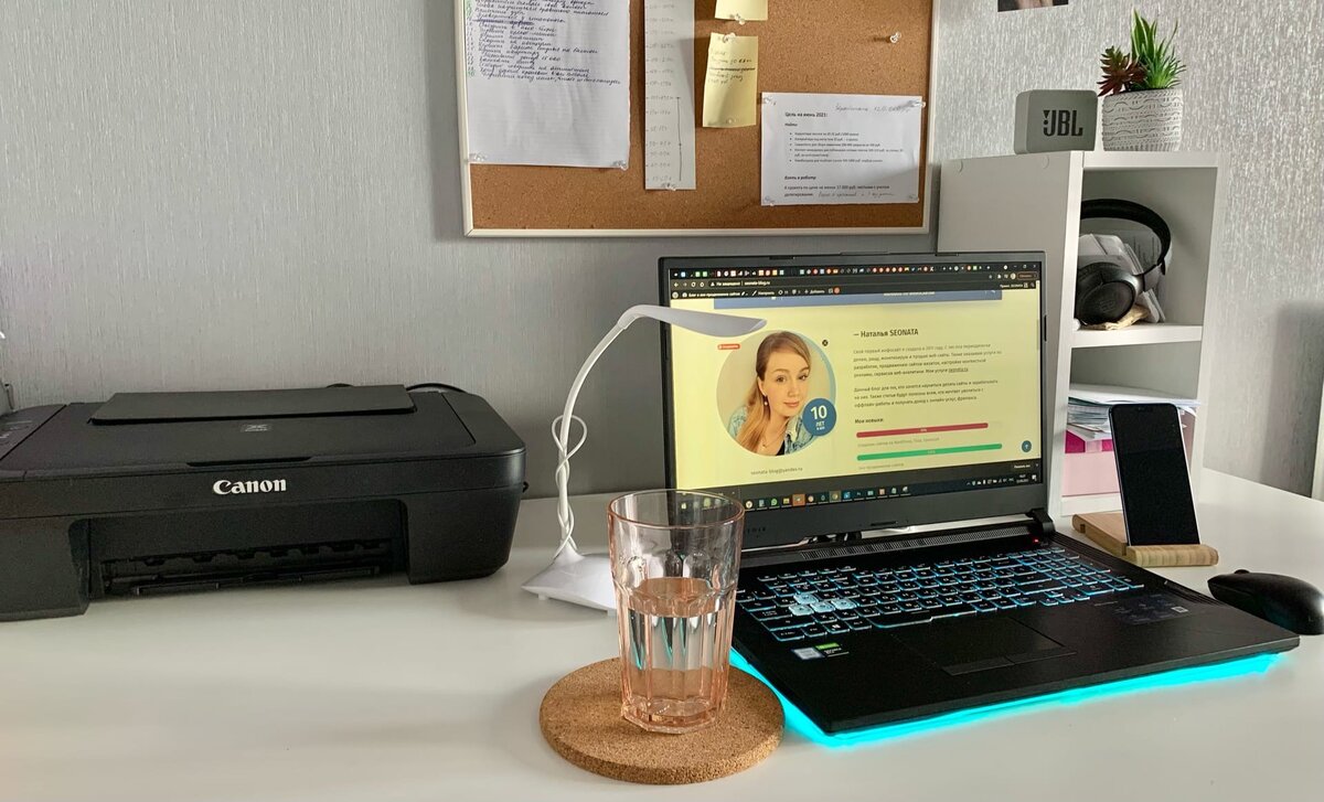 Мое рабочее место. За этим столом я создаю и продвигаю сайтики в Яндекс и Гугл. 