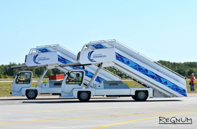 19. спт 104 трап самоходный. пассажирский трап. самоходный пассажирский трап jbt smartstep-2. 19.