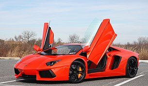  суперкар, выпускавшийся компанией Lamborghini с 2011 по 2021 год[1]. Aventador пришёл на смену Lamborghini Murciélago и оснащался 6,5-литровым V-образным 12-цилиндровым двигателем мощностью от 700 до 780 л. с. в зависимости от модификации. Дизайн был разработан Фелиппо Перини. 
Первоначально компания планировала выпустить лишь 4 тысячи экземпляров этой модели, но её итоговый тираж превысил это число более чем вдвое — 10 тысяч машин, что сделало Авентадор самой успешной моделью в истории марки.
