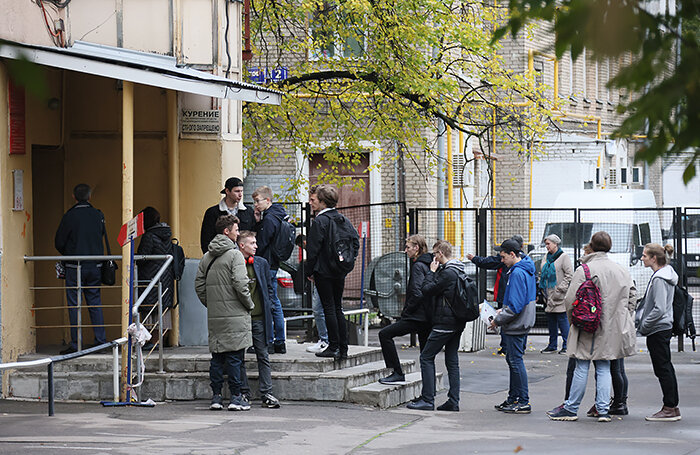    Призывники у объединенного военного комиссариата Царицынского района ЮАО. Михаил Метцель/ТАСС