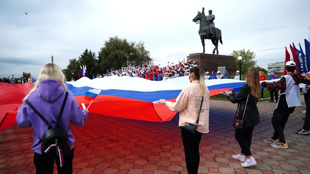    Участники флешмоба "С Россией навсегДА" у памятника Клименту Ворошилову в Луганске© РИА Новости / Максим Захаров