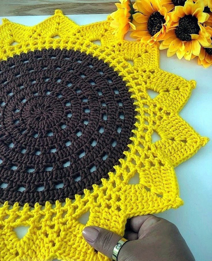 Вязаный подсолнух крючком. Скатерть подсолнухи крючком. Прихватка подсолнух крючком. Вязаная салфетка подсолнух. Подсолнух крючком подставка.