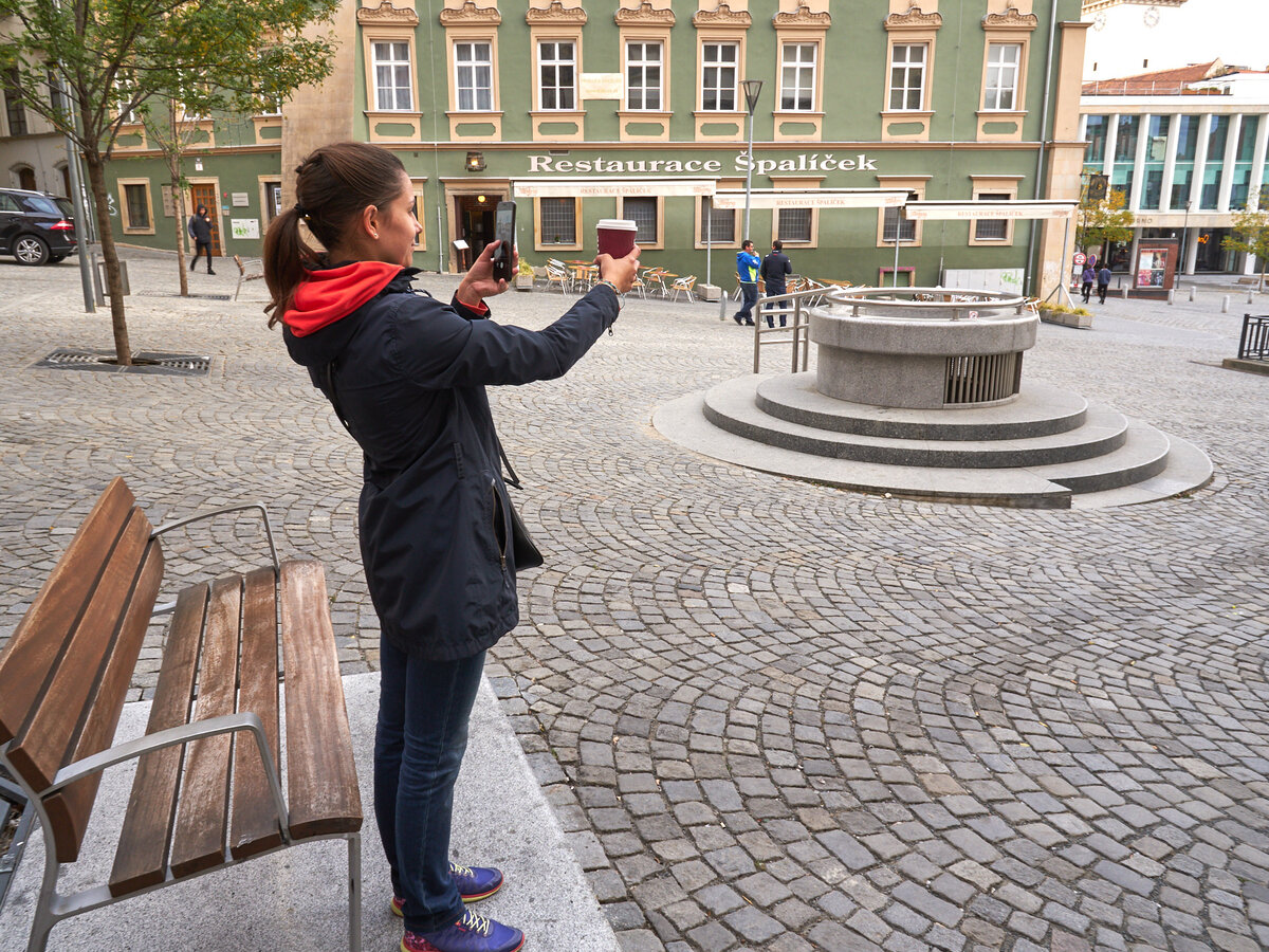 Это я. Пытаюсь сделать красивое фото кофейного стаканчика на площади Брно:) Не знала, что муж будет снимать, как это выглядит со стороны:))